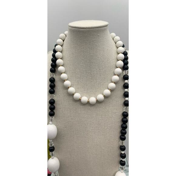 Vintage Lot Of 2 Monet Black White And Clear Beaded Necklaces 1 Long 1 Short - Picture 4 of 6
